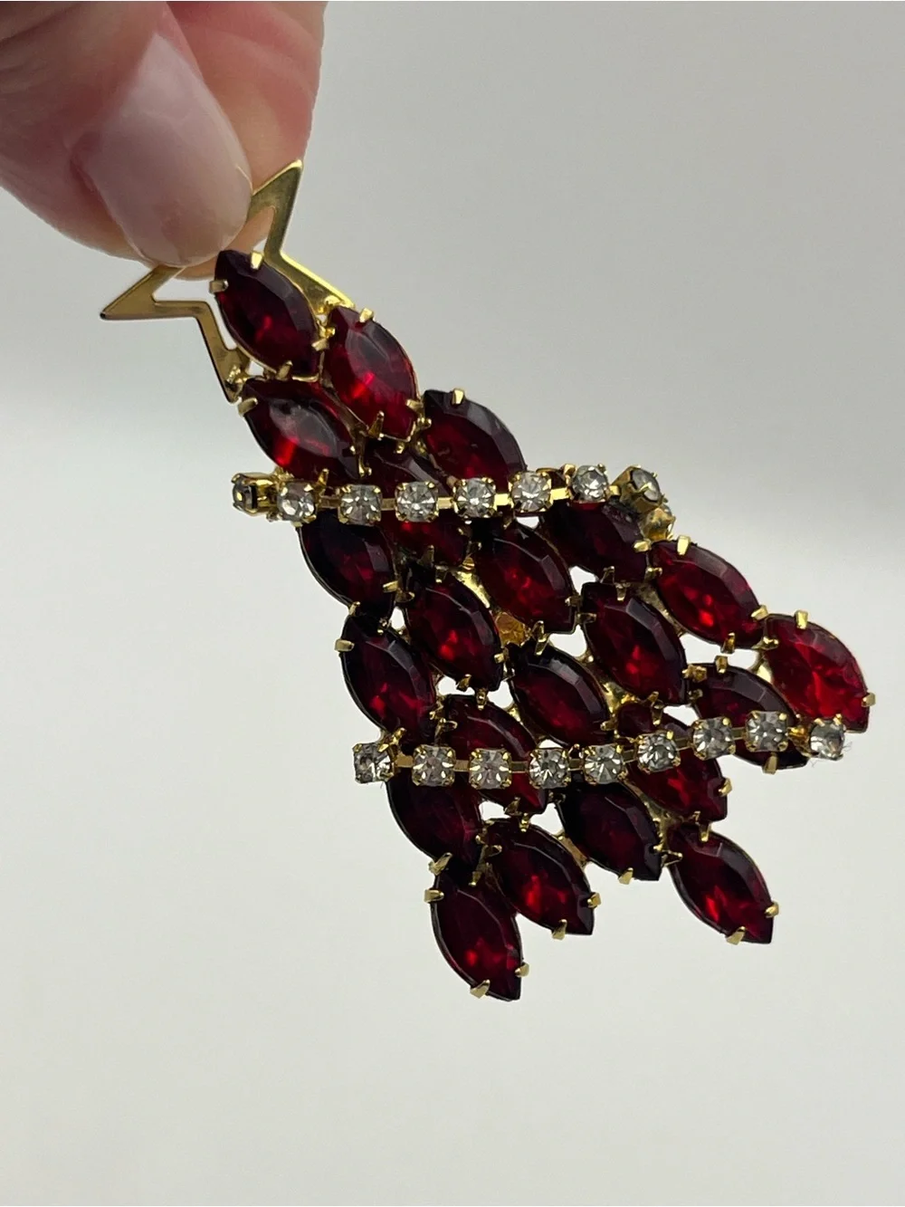 Christmas tree holiday red marquis shaped rhinestone gold tone brooch pin star